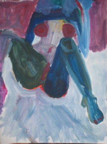 Mujer con las piernas abiertas en azul, blanco y verde, con la cara oculta, fumando y con fondo granate